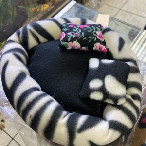 Camita con almohadas polar