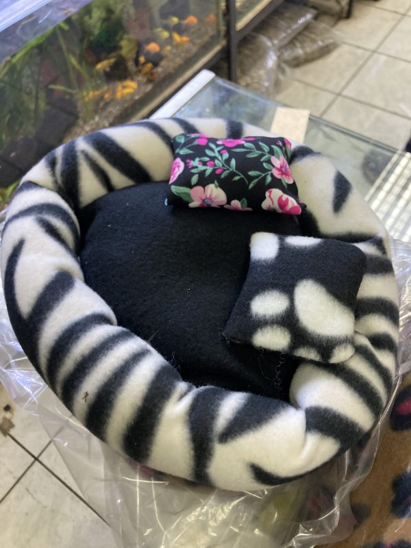 Camita con almohadas polar