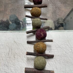 Cadena de bolas de hierba coloridas