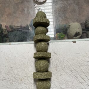 Brochetas de pasteles y bolas de hierba