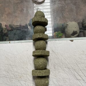 Brochetas de pasteles y bolas de hierba